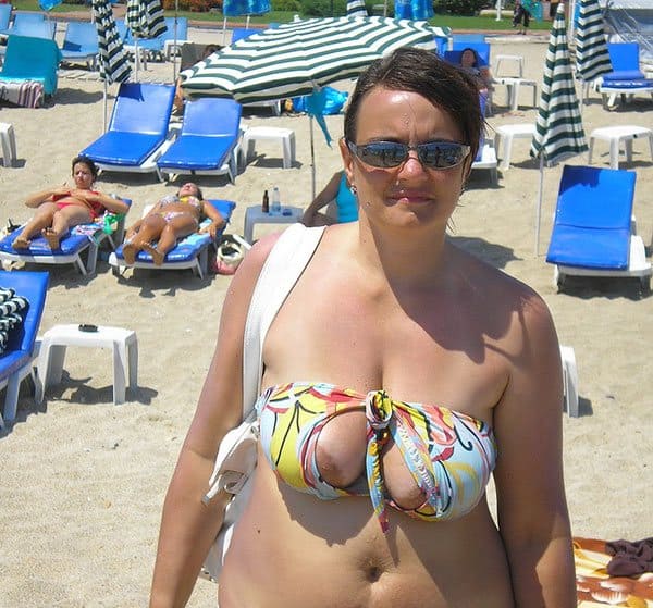 Толстые девушки на пляже одетые в бикини не по размеру 16 фото