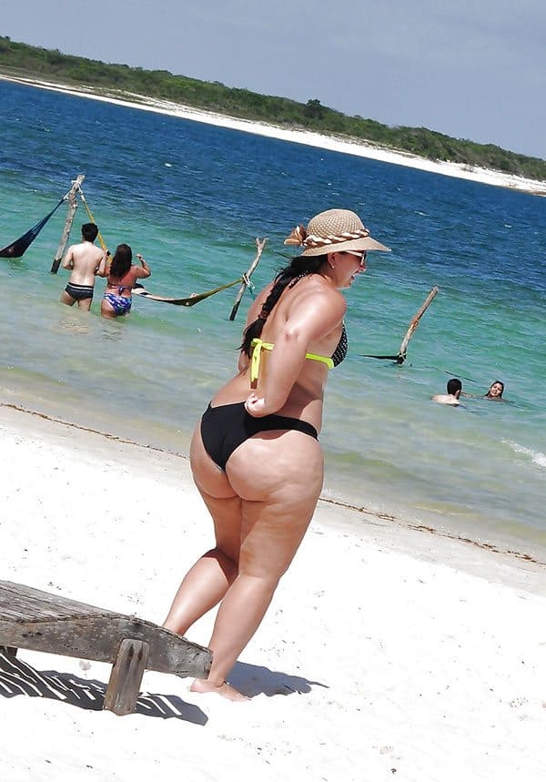 Толстые девушки на пляже одетые в бикини не по размеру 17 фото