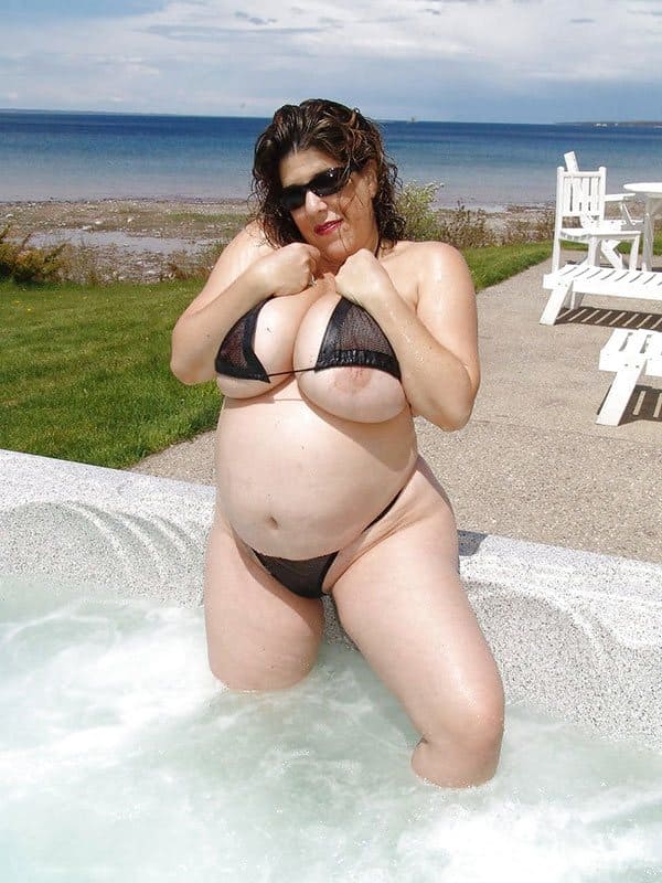 Толстые девушки на пляже одетые в бикини не по размеру 20 фото