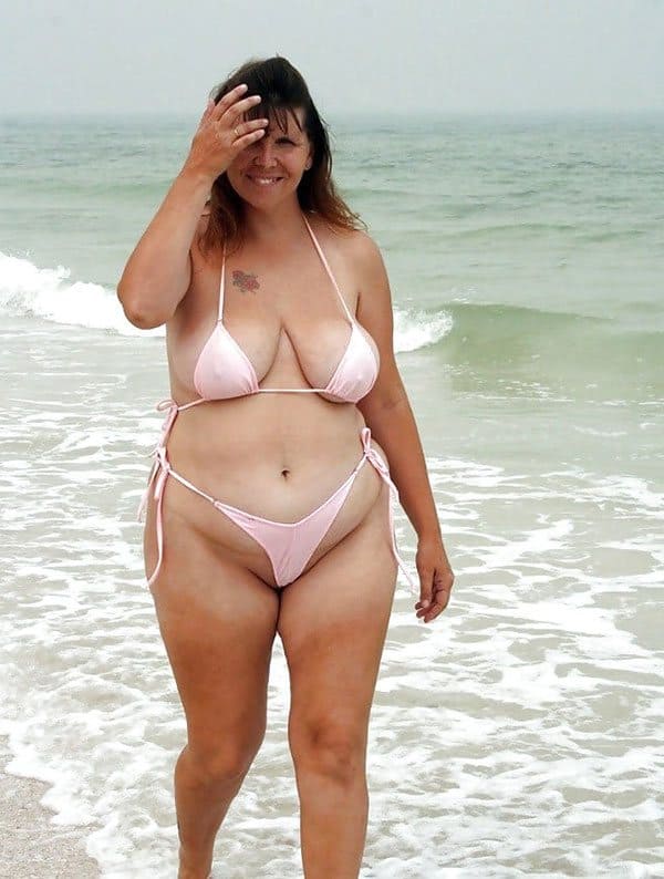 Толстые девушки на пляже одетые в бикини не по размеру 30 фото