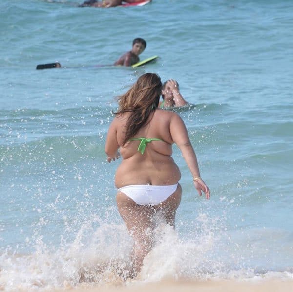 Толстые девушки на пляже одетые в бикини не по размеру 4 фото