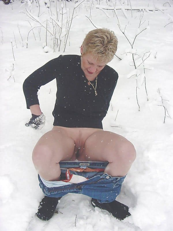 Зрелая мамочка сосет и мастурбирует в лесу снежным хуем 29 фото