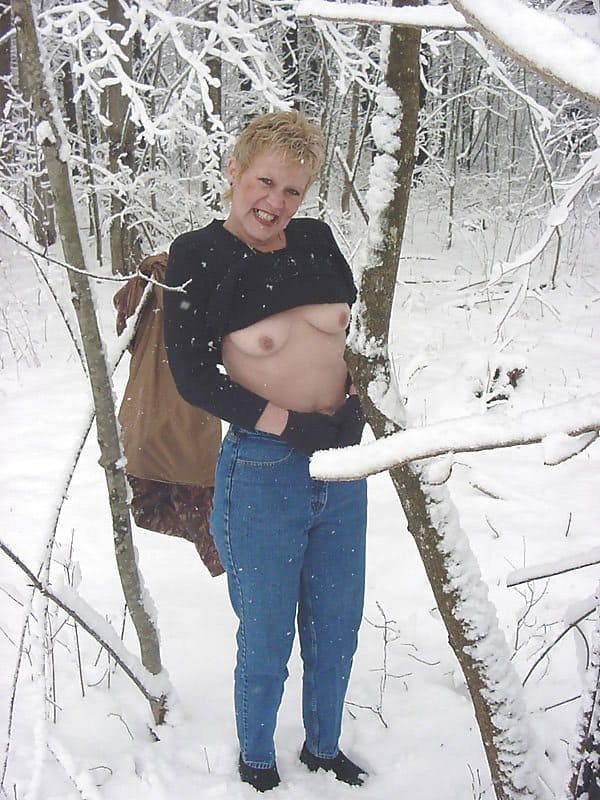 Зрелая мамочка сосет и мастурбирует в лесу снежным хуем 3 фото