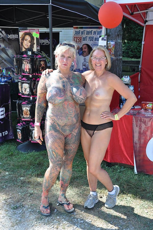 Голая дама вся в тату и интимном пирсинге на нудистском фестивале фриков извращенцев 1 фото