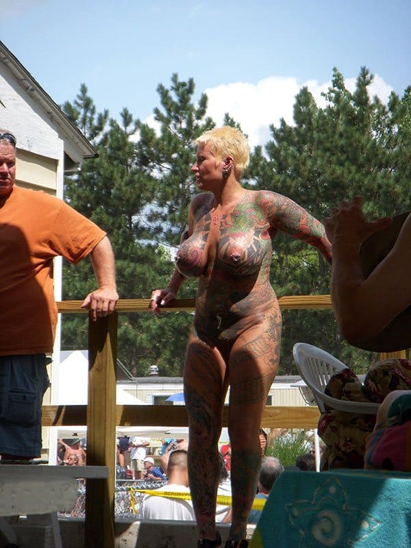 Голая дама вся в тату и интимном пирсинге на нудистском фестивале фриков извращенцев 2 фото