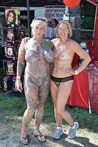 Голая дама вся в тату и интимном пирсинге на нудистском фестивале фриков извращенцев