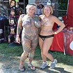 Голая дама вся в тату и интимном пирсинге на нудистском фестивале фриков извращенцев