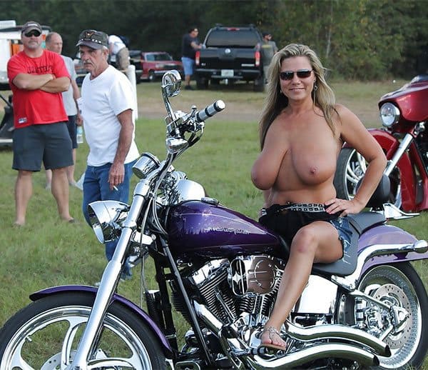 Красивые ню фото девушек на мотоциклах и другой мототехнике 25 фото