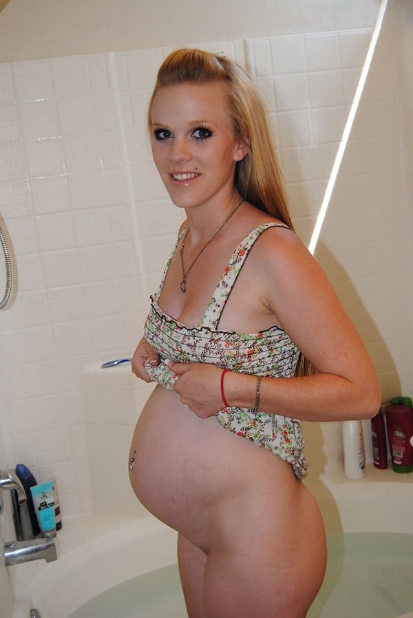 Беременная девушка с большим животиком принимает ванну и моется в душе 2 фото