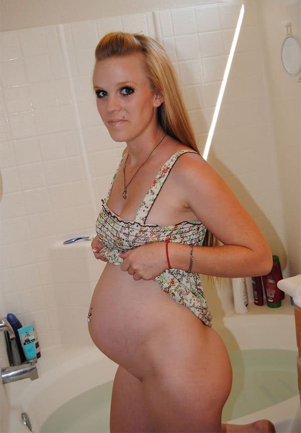 Беременная девушка с большим животиком принимает ванну и моется в душе 3 фото