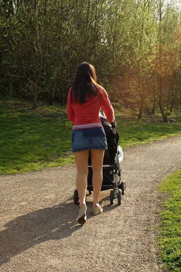 Молоденькая мамашка гуляет с коляской в мини юбке без лифчика и трусиков 15 фото