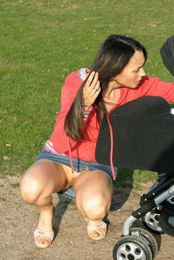 Молоденькая мамашка гуляет с коляской в мини юбке без лифчика и трусиков 16 фото