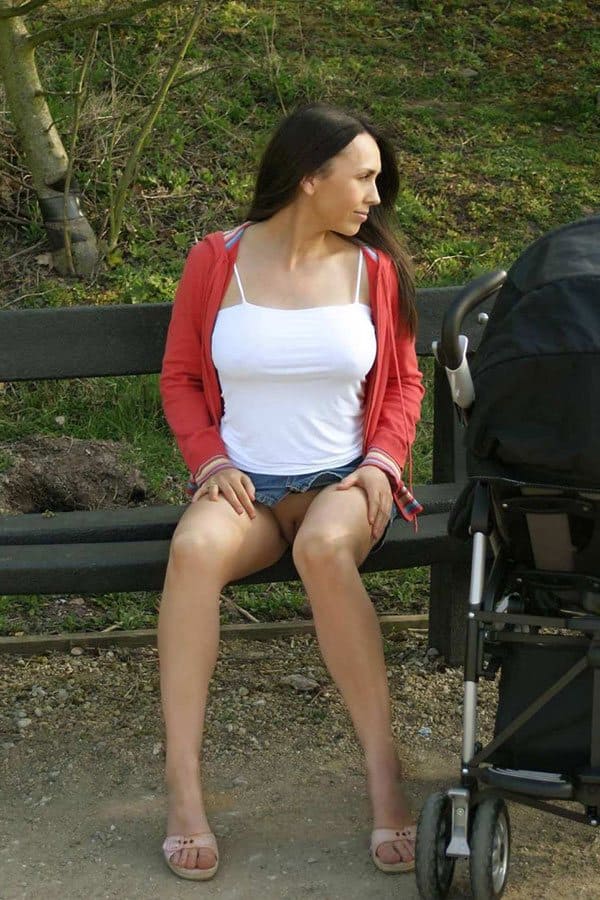 Молоденькая мамашка гуляет с коляской в мини юбке без лифчика и трусиков 21 фото