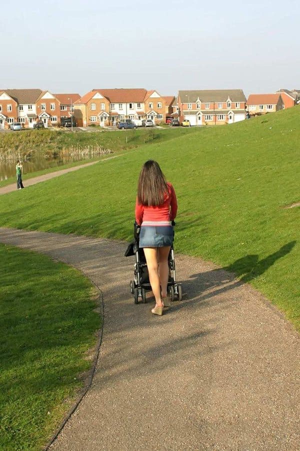 Молоденькая мамашка гуляет с коляской в мини юбке без лифчика и трусиков 3 фото
