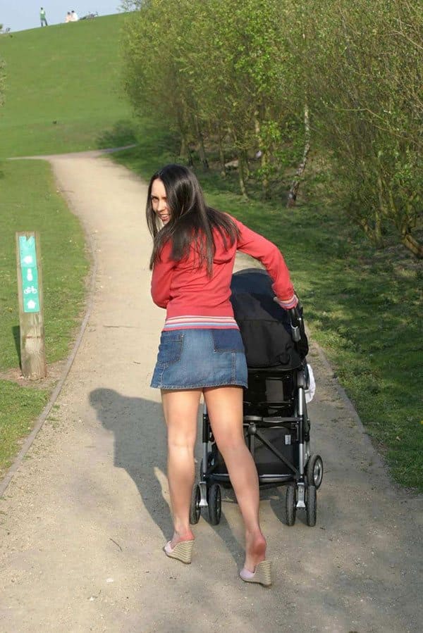 Молоденькая мамашка гуляет с коляской в мини юбке без лифчика и трусиков 4 фото