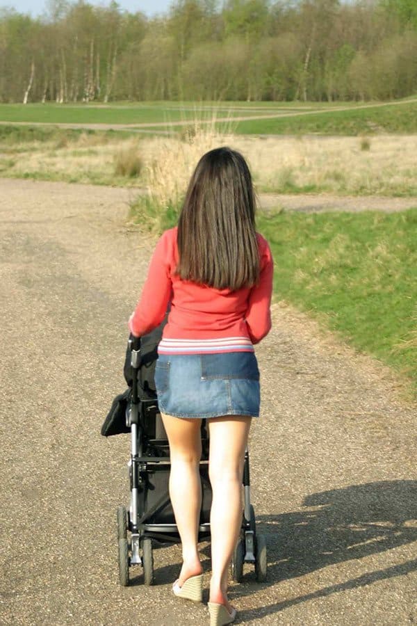 Молоденькая мамашка гуляет с коляской в мини юбке без лифчика и трусиков 5 фото