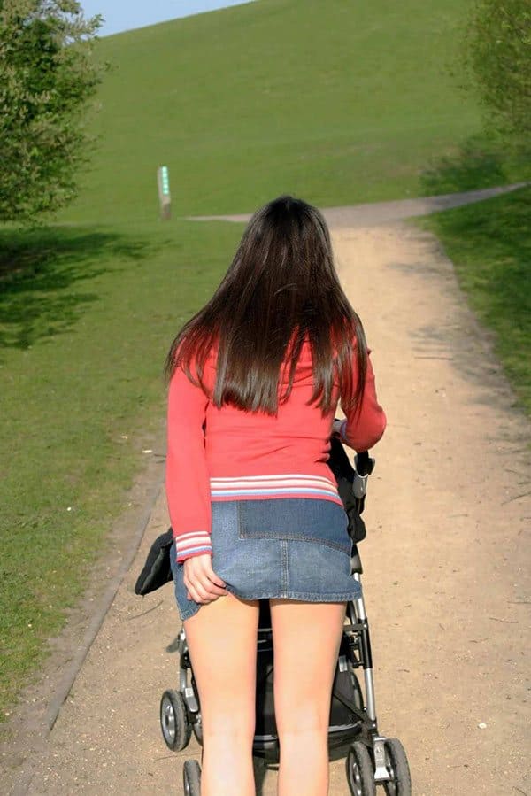 Молоденькая мамашка гуляет с коляской в мини юбке без лифчика и трусиков 6 фото