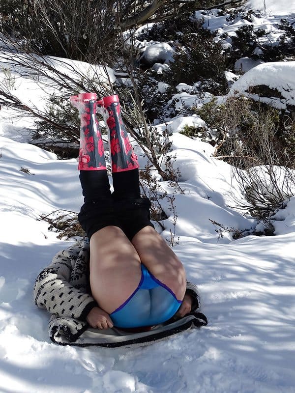 Женщина под елкой спускает прозрачные трусы и натирает лысую пизду снегом 3 фото