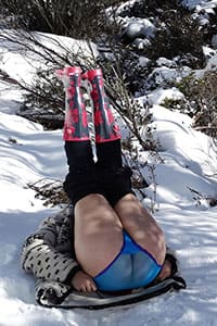 Женщина под елкой спускает прозрачные трусы и натирает лысую пизду снегом