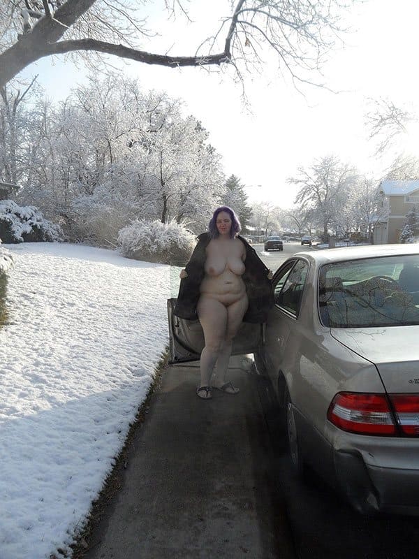 Зимним днем толстушка сняла пальто на улице под которым ничего не было 1 фото