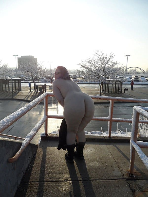Зимним днем толстушка сняла пальто на улице под которым ничего не было 10 фото