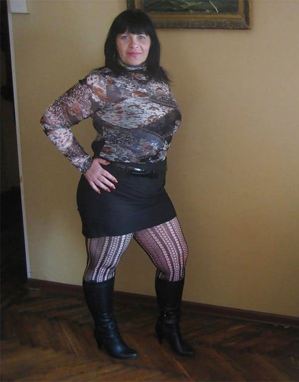 Горячая русская мамочка в эротическом белье позирует в квартире любовника 1 фото