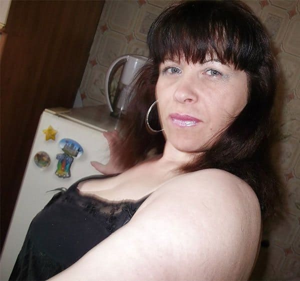 Горячая русская мамочка в эротическом белье позирует в квартире любовника 13 фото