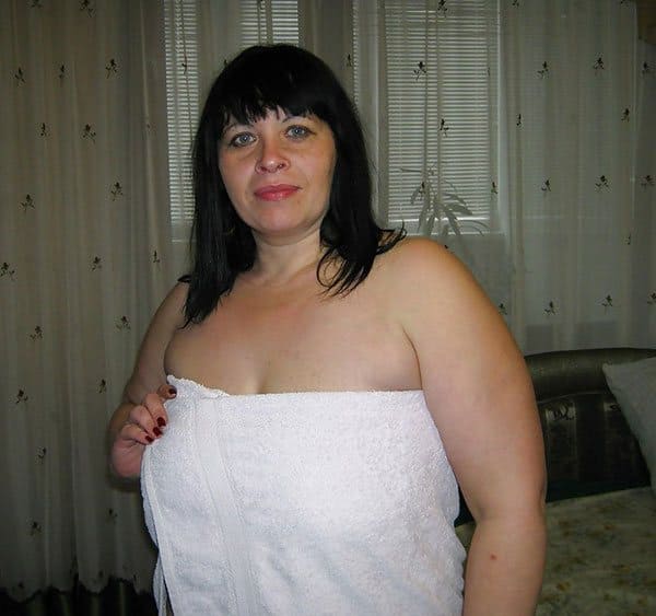 Горячая русская мамочка в эротическом белье позирует в квартире любовника 20 фото