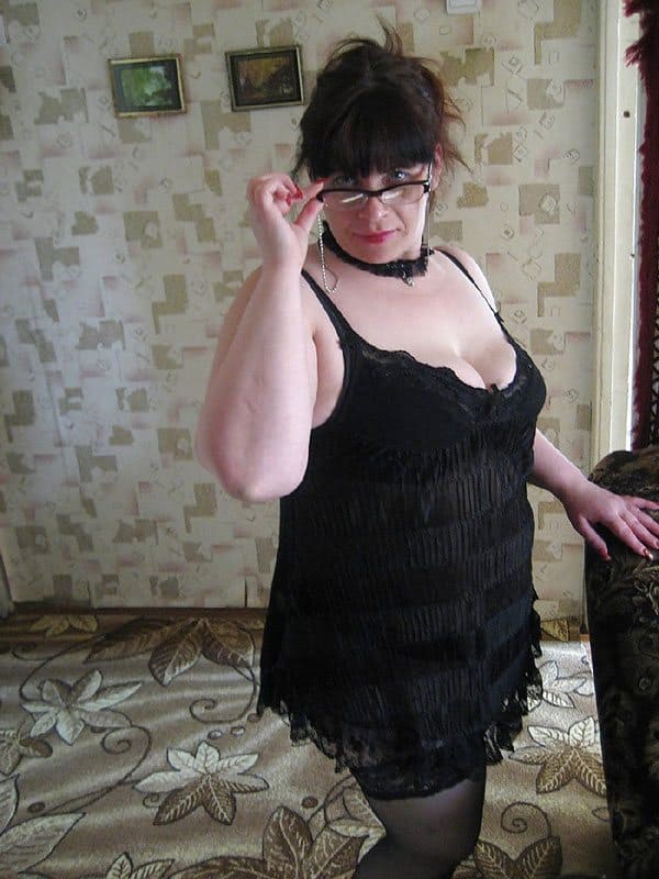 Горячая русская мамочка в эротическом белье позирует в квартире любовника 21 фото
