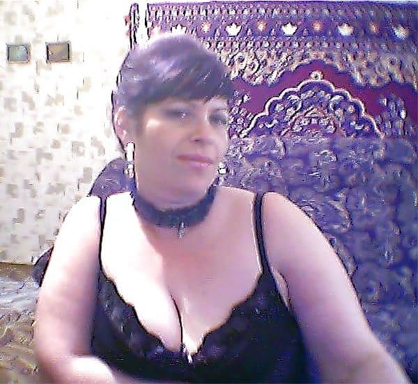 Горячая русская мамочка в эротическом белье позирует в квартире любовника 27 фото