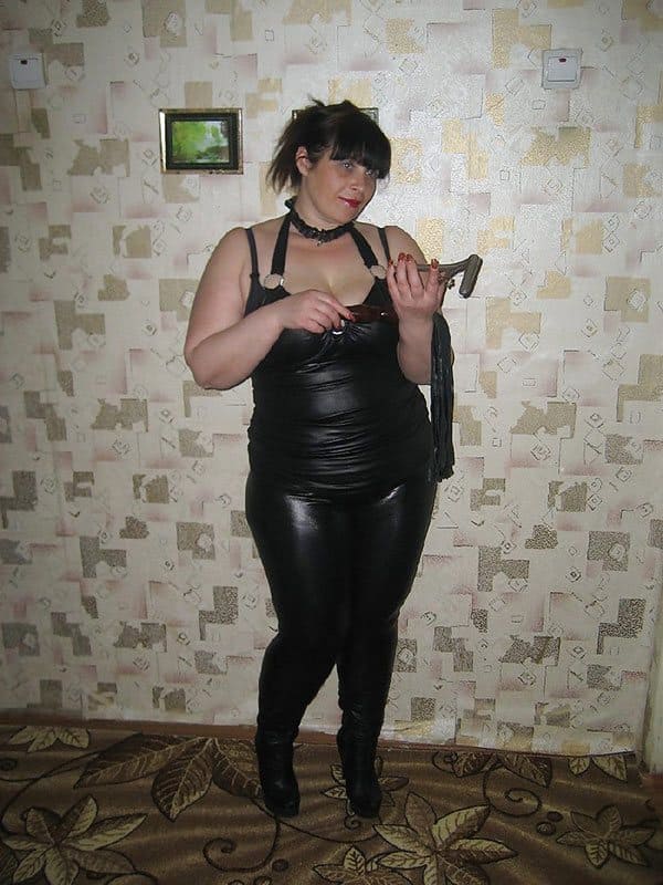 Горячая русская мамочка в эротическом белье позирует в квартире любовника 3 фото