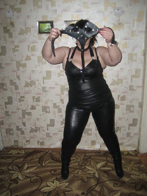Горячая русская мамочка в эротическом белье позирует в квартире любовника 4 фото