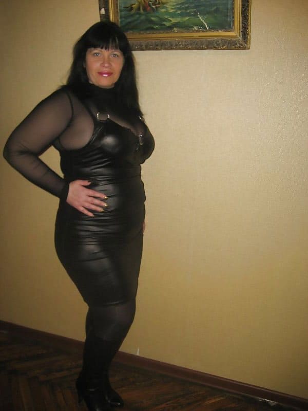 Горячая русская мамочка в эротическом белье позирует в квартире любовника 6 фото