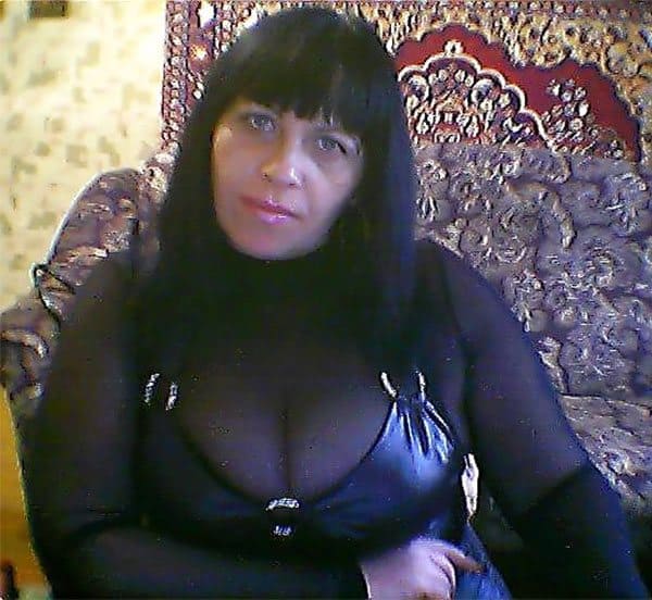 Горячая русская мамочка в эротическом белье позирует в квартире любовника 9 фото