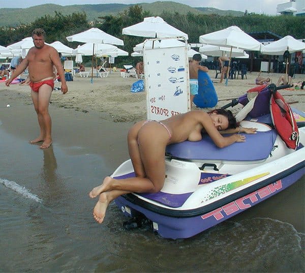 Сексуальные пляжные девушки на водных гидроциклах в бикини и без 22 фото