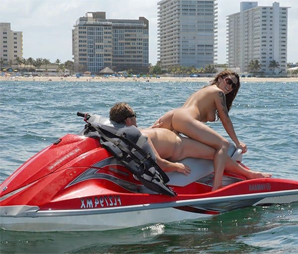 Сексуальные пляжные девушки на водных гидроциклах в бикини и без 28 фото