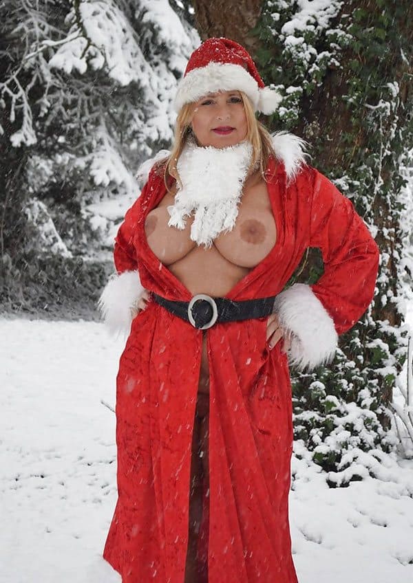 Зрелая женщина с большими сиськами в костюме Санта-Клауса 3 фото