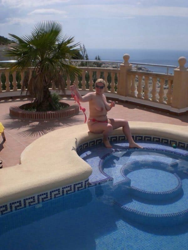 Девушки с голой грудью купаются в общем бассейне гостиницы топлес 2 фото