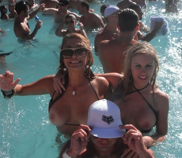 Девушки с голой грудью купаются в общем бассейне гостиницы топлес 22 фото
