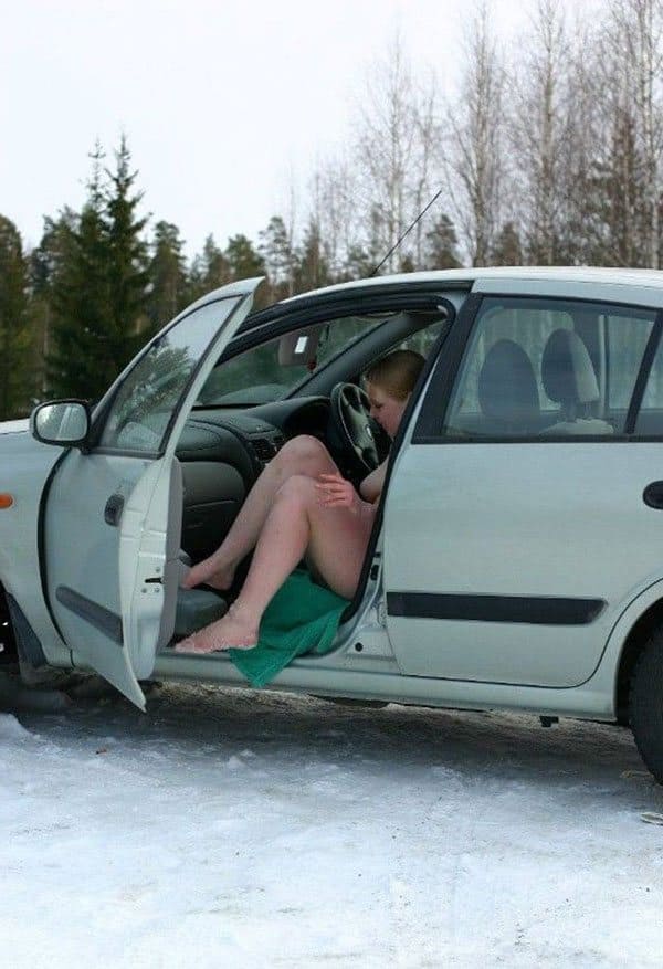 Нудистка вышла из теплой машины и нырнула в снег в чем мать родила 15 фото