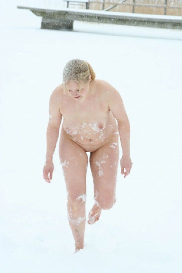 Нудистка вышла из теплой машины и нырнула в снег в чем мать родила 21 фото