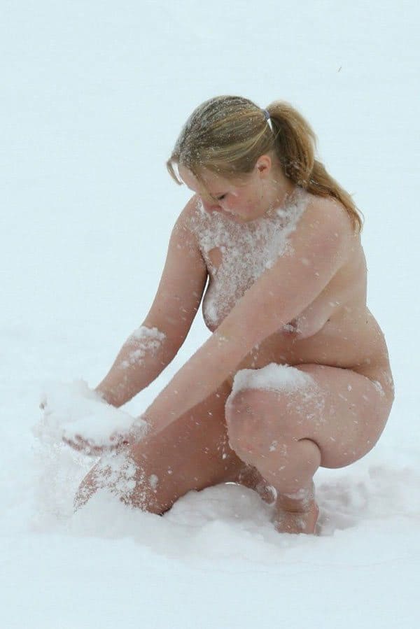 Нудистка вышла из теплой машины и нырнула в снег в чем мать родила 25 фото