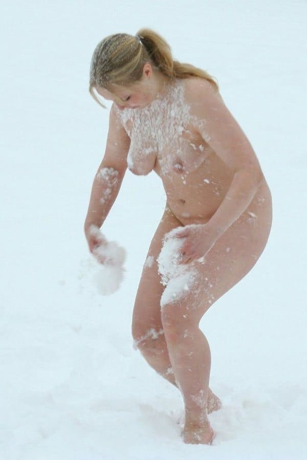 Нудистка вышла из теплой машины и нырнула в снег в чем мать родила 26 фото