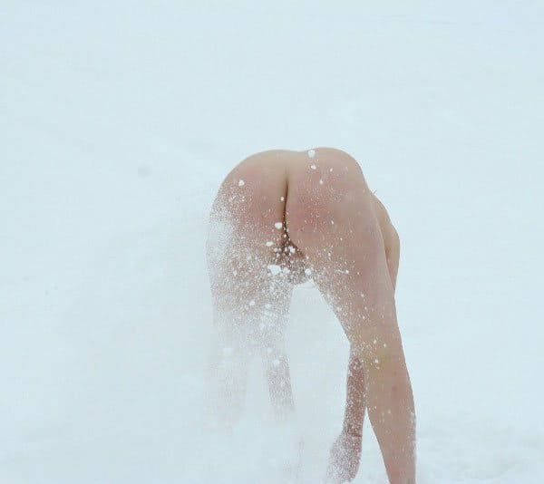 Нудистка вышла из теплой машины и нырнула в снег в чем мать родила 32 фото