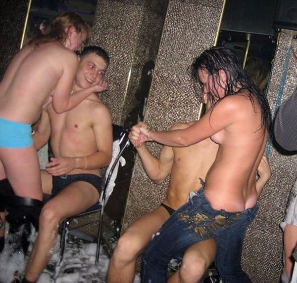 Порно конкурс на пенной вечеринке в клубе 10 фото