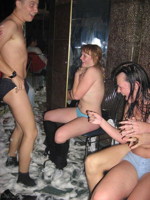 Порно конкурс на пенной вечеринке в клубе 17 фото