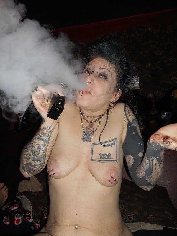 Сексуальные голые девушки курят вейп и пускают дым 27 фото