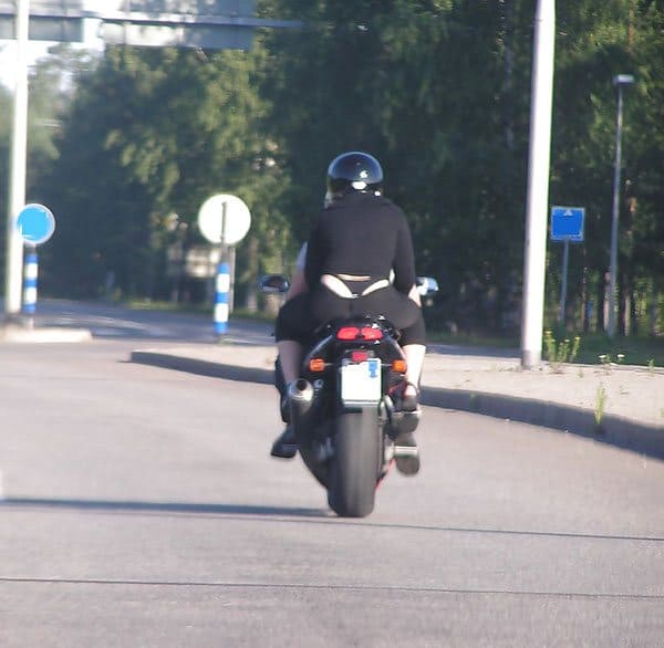 Пассажирка на мотоцикле засветила черные трусики 1 фото