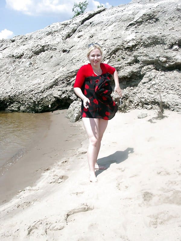 Русская нудистка открывает пляжный сезон в уединенном месте 1 фото