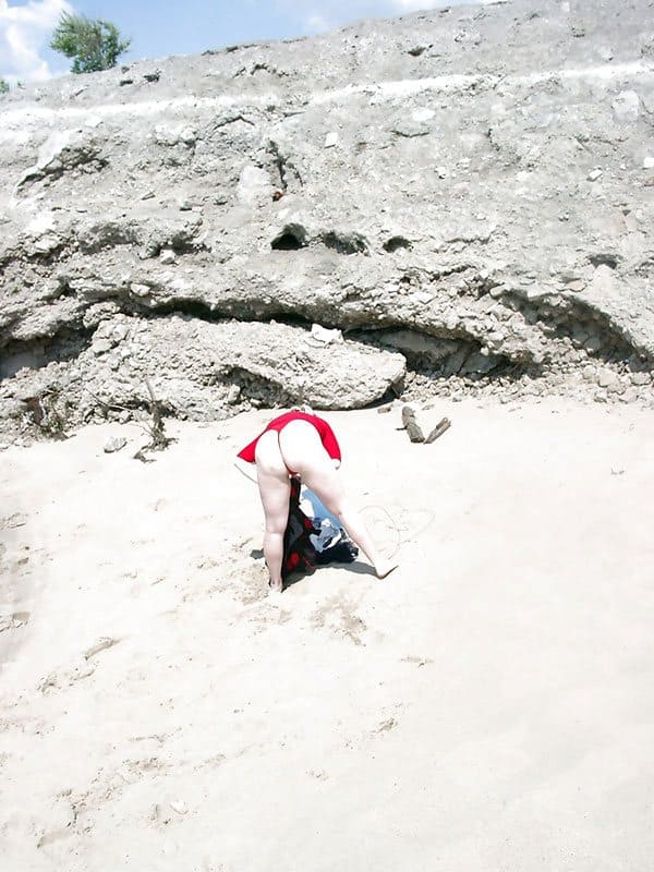 Русская нудистка открывает пляжный сезон в уединенном месте 3 фото